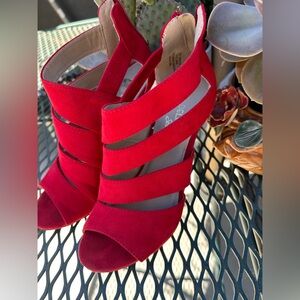 Madeline Stuart strappy Red heels size 5.5